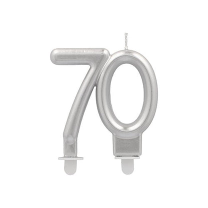 Lumânările aniversare PAPSTAR cu suport 7 cm "argintiu" de la PAPSTAR GmbH sunt lumânări de ziua de naștere argintiu-metalice, în formă de numărul 70, cu două baze mici albe - perfecte pentru petreceri elegante care necesită lumânări argintii cu suport.