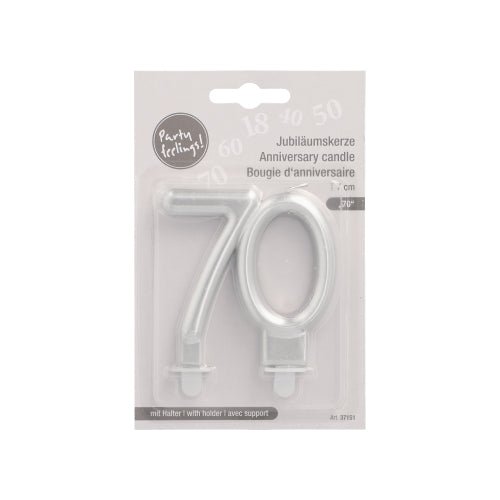 Lumânările aniversare PAPSTAR GmbH cu suport 7 cm "argintiu" sunt lumânări aniversare argintii în formă de "70", cu ambalaj multilingv și suporturi incluse pentru o așezare ușoară.