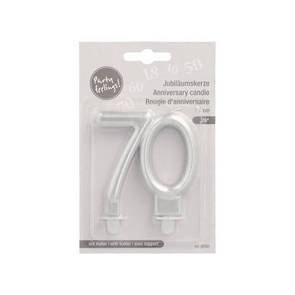 Lumânările aniversare PAPSTAR GmbH cu suport 7 cm "argintiu" sunt lumânări aniversare argintii în formă de "70", cu ambalaj multilingv și suporturi incluse pentru o așezare ușoară.