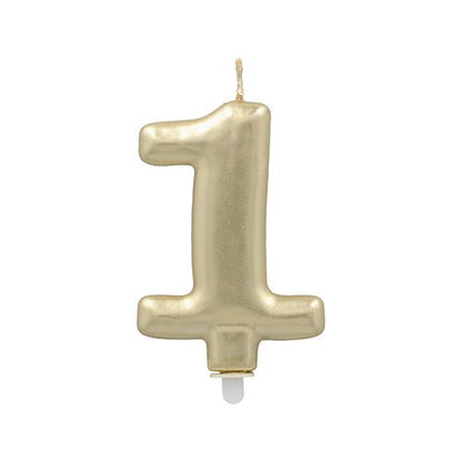 Cifra lumânare PAPSTAR GmbH cu suport în aur (7 cm) este formată ca numărul unu, cu un fitil ascuțit și bază albă - ideală ca decor de tort sau lumânare de aniversare, prezentată pe un fundal alb simplu.
