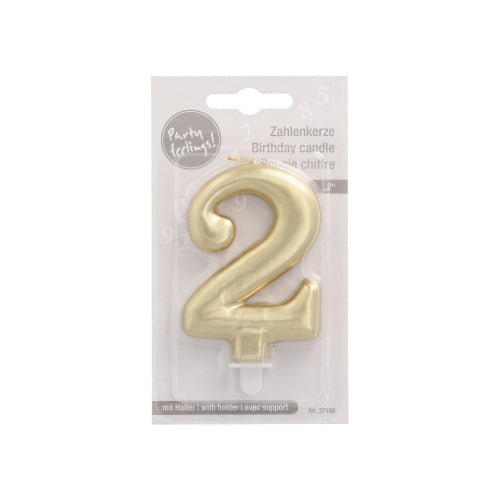 Cifra lumânare PAPSTAR cu suport 7 cm "aur" de la PAPSTAR GmbH vine într-un display de plastic și carton cu text multilingv, ideal pentru decorarea tortului, și include un suport alb pentru lumânare la bază.