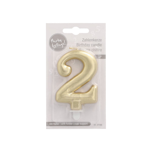 Die PAPSTAR Zahlenkerze mit Halter 7 cm "gold" der PAPSTAR GmbH kommt in einem klaren Kunststoff- und Pappdisplay mit mehrsprachigem Text, ideal für die Tortendekoration, und beinhaltet einen weißen Kerzenhalter am Boden.