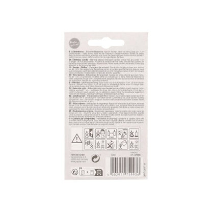 Vederea din spate a cifrei lumânare PAPSTAR cu suport 7 cm "aur" de la PAPSTAR GmbH pentru decorarea tortului arată text multilingv, simboluri de avertizare, cod de bare (jos dreapta), gaură de agățare (sus mijloc), precum și instrucțiuni și avertismente pentru această lumânare de aniversare.