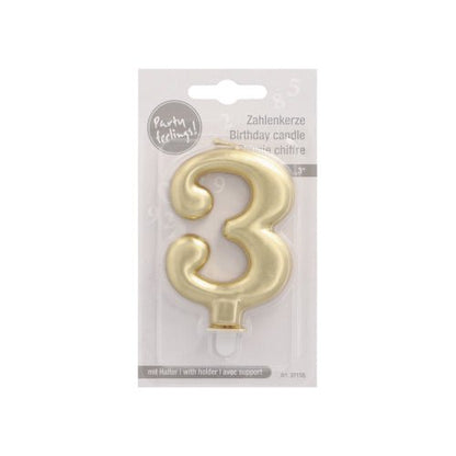Cifra lumânare PAPSTAR GmbH cu suport 7 cm "aur" este o lumânare de aniversare elegantă în formă de numărul 3, ideală pentru decorarea tortului. Vine într-un ambalaj transparent cu text multilingv "lumânare de aniversare" și spate de carton alb.
