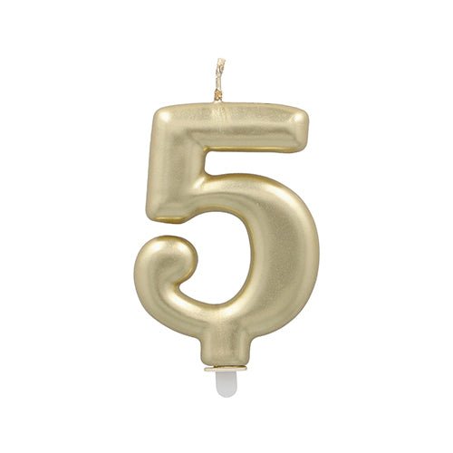 O lumânare cu număr PAPSTAR GmbH cu suport, de 7 cm în aur și în formă de numărul cinci, este prevăzută cu un fitil ascuțit și este prezentată pe un fundal alb simplu.