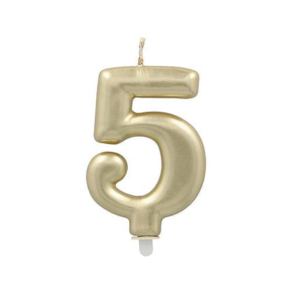 O lumânare cu număr PAPSTAR GmbH cu suport, de 7 cm în aur și în formă de numărul cinci, este prevăzută cu un fitil ascuțit și este prezentată pe un fundal alb simplu.