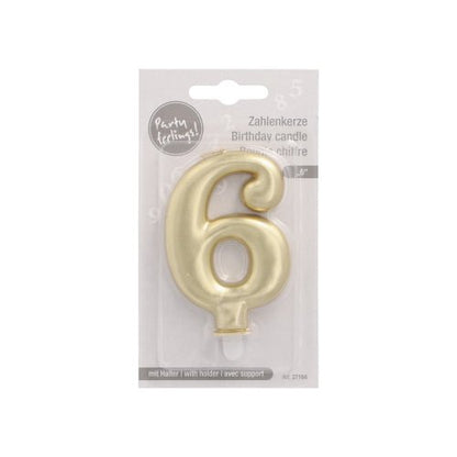 O lumânare aurie cu număr PAPSTAR cu suport, formată ca numărul 6 și de 7 cm înălțime, este ambalată în plastic cu etichetare multilingvă, descrierea lumânării de aniversare și un logo Party Greetings în colțul stâng sus. Marcă: PAPSTAR GmbH.