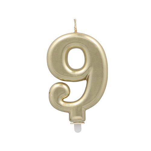 Lumânarea cu număr PAPSTAR GmbH cu suport 7 cm "aur" este o lumânare aurie cu un soclu, ideală ca lumânare de aniversare sau decorațiune pentru tort la ocazii speciale.