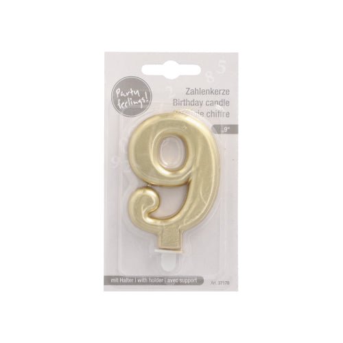 Lumânarea cu număr PAPSTAR cu suport 7 cm "aur" de la PAPSTAR GmbH este o lumânare de aniversare aurie cu numărul 9 cu suport, în ambalaj de plastic și etichetă multilingvă - ideală pentru decorarea tortului la următoarea dumneavoastră sărbătoare.