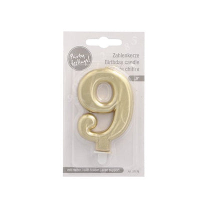 Lumânarea cu număr PAPSTAR cu suport 7 cm "aur" de la PAPSTAR GmbH este o lumânare de aniversare aurie cu numărul 9 cu suport, în ambalaj de plastic și etichetă multilingvă - ideală pentru decorarea tortului la următoarea dumneavoastră sărbătoare.