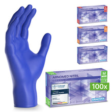 Ein blauer ARNOMED NITRIL OCEAN BLUE Einmalhandschuh der ARNOWA GmbH steht aufrecht neben vier Kartons in den Größen S, M (latexfrei, im Vordergrund), L und XL. Alle sind aus Nitril Dunkelblau.