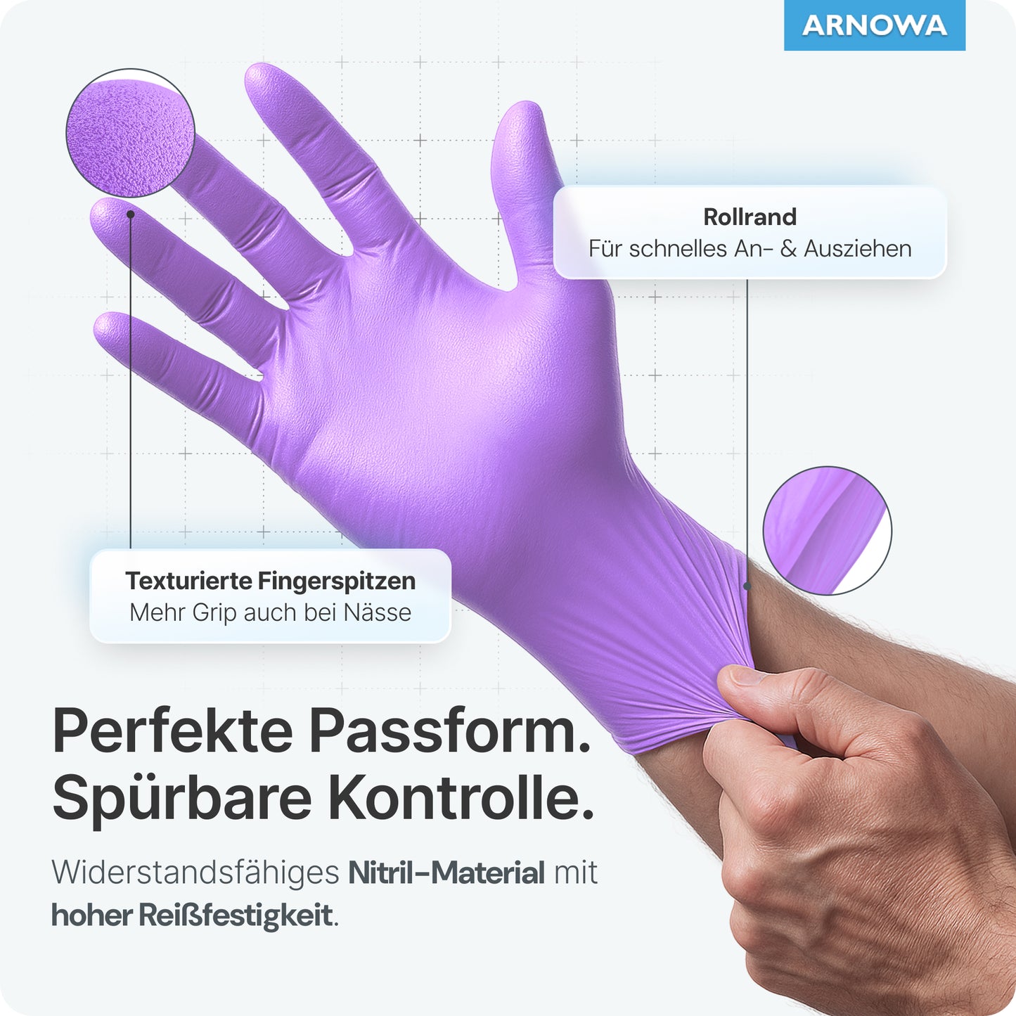 Eine Hand trägt ARNOMED NITRIL LAVENDER VIOLET Einmalhandschuhe aus Nitril Violett von ARNOWA GmbH. Die Beschriftung zeigt strukturierte Fingerspitzen, eine gerollte Stulpe und eine bequeme Passform. Der deutsche Text besagt, dass sie puderfrei, extra griffig und reißfest sind. ARNOWA-Logo in der rechten oberen Ecke.