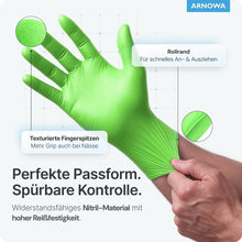 Eine Hand zieht ARNOMED NITRIL LIME GREEN Einmalhandschuhe aus Nitril Limettengrün von ARNOWA GmbH an. Der Text hebt die strukturierten Fingerspitzen für mehr Griffigkeit, die gerollte Stulpe für eine einfache Handhabung, das latexfreie Material, die perfekte Passform und die Reißfestigkeit hervor. Branding oben rechts.