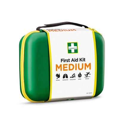O trusă de prim ajutor compactă, verde-galbenă de la Orkla Wound Care AB MEDIUM (1 bucată) cu simboluri pentru răni, respirație, circulație, arsuri și entorse. Dispune de un mâner de transport și un fermoar galben - ideală pentru situații de urgență.