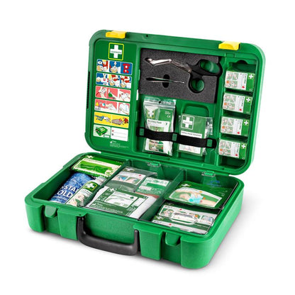 Trusa de prim ajutor Orkla Wound Care AB X-LARGE | Pachetul (1 bucată) dispune de compartimente clare cu bandaje, foarfece, mănuși, plasturi, un pachet de răcire și un ghid ilustrat - perfect pentru situații de urgență.