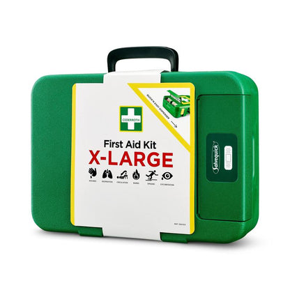 O trusă mare de prim ajutor din plastic verde Orkla Wound Care AB X-LARGE | Pachetul (1 bucată) cu mâner negru, inscripționată cu "First Aid Kit X-Large" și simboluri pentru respirație, resuscitare, circulație, entorse și infecții oculare - ideală pentru situații de urgență.