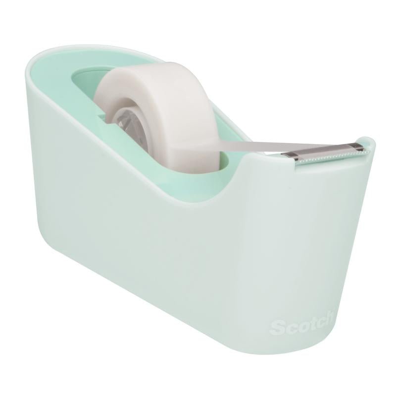 Dispenserul de bandă adezivă Scotch™ C18 de la 3M Deutschland GmbH conține o rolă de bandă adezivă invizibilă Scotch® Magic™ (19 mm x 33 m) și are o margine de tăiere din metal în față.