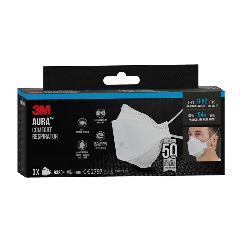 O cutie negru-albastră de măști de particule confort 3M™ Aura™ 9320+ FFP2 arată o mască de protecție pliabilă albă și un utilizator. Cutia subliniază filtrarea FFP2 și conține trei măști. Marcă: 3M Deutschland GmbH.