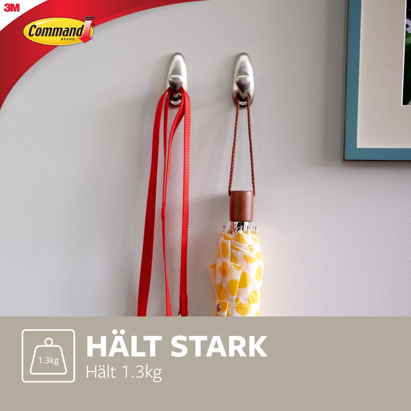 Două cârlige metalice Command™ „clasic” de la 3M Deutschland GmbH sunt montate pe un perete alb și susțin o lesă roșie și o umbrelă cu model galben. Textul spune: „ȚINE PUTERNIC Ține 1.3kg” și arată logo-ul Command.