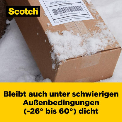 Un pachet de carton acoperit de zăpadă în aer liber arată o etichetă de expediere. Textul în germană spune: "Banda adezivă de ambalare Scotch® Box Lock™ 48 mm x 20,3 m de la 3M Deutschland GmbH rămâne fiabilă chiar și la -26° până la 60°.