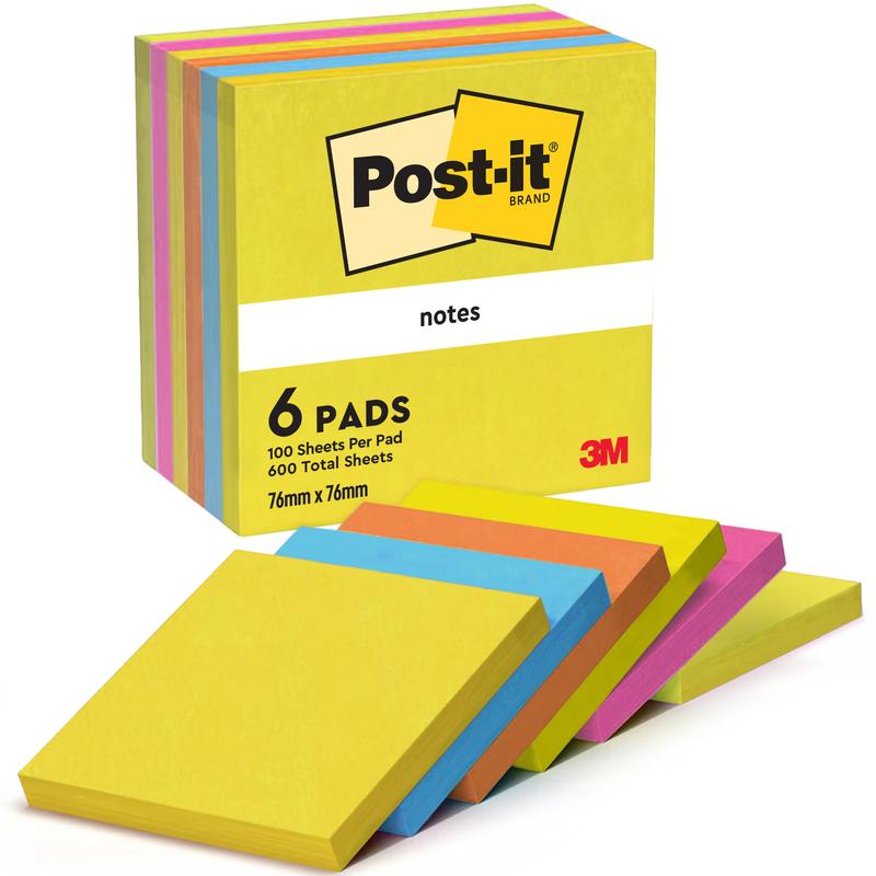 Un pachet de șase Post-it® Notes 76x76 mm din Colecția Energetic a 3M Deutschland GmbH cu câte 100 de foi certificate PEFC (în total 600), sortate pe culori.