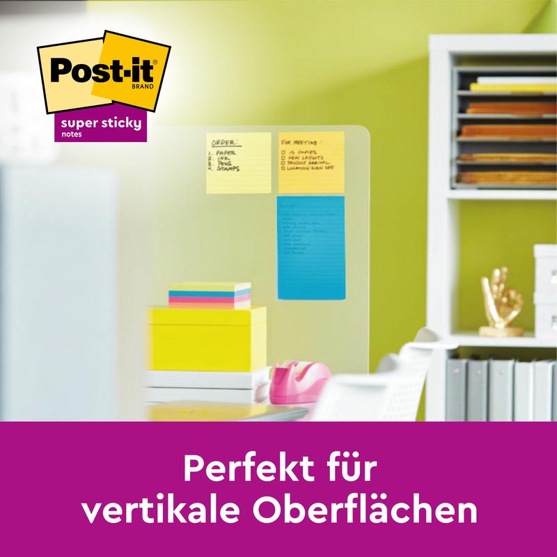 O tablă de sticlă arată trei Post-it® Super Sticky Notes de mari dimensiuni, liniuțe (102 mm x 152 mm, 45 de foi/bloc, 100% PEFC) de la 3M Deutschland GmbH în birou. Text: "Perfect pentru suprafețe verticale." Logo-ul mărcii Post-it vizibil.