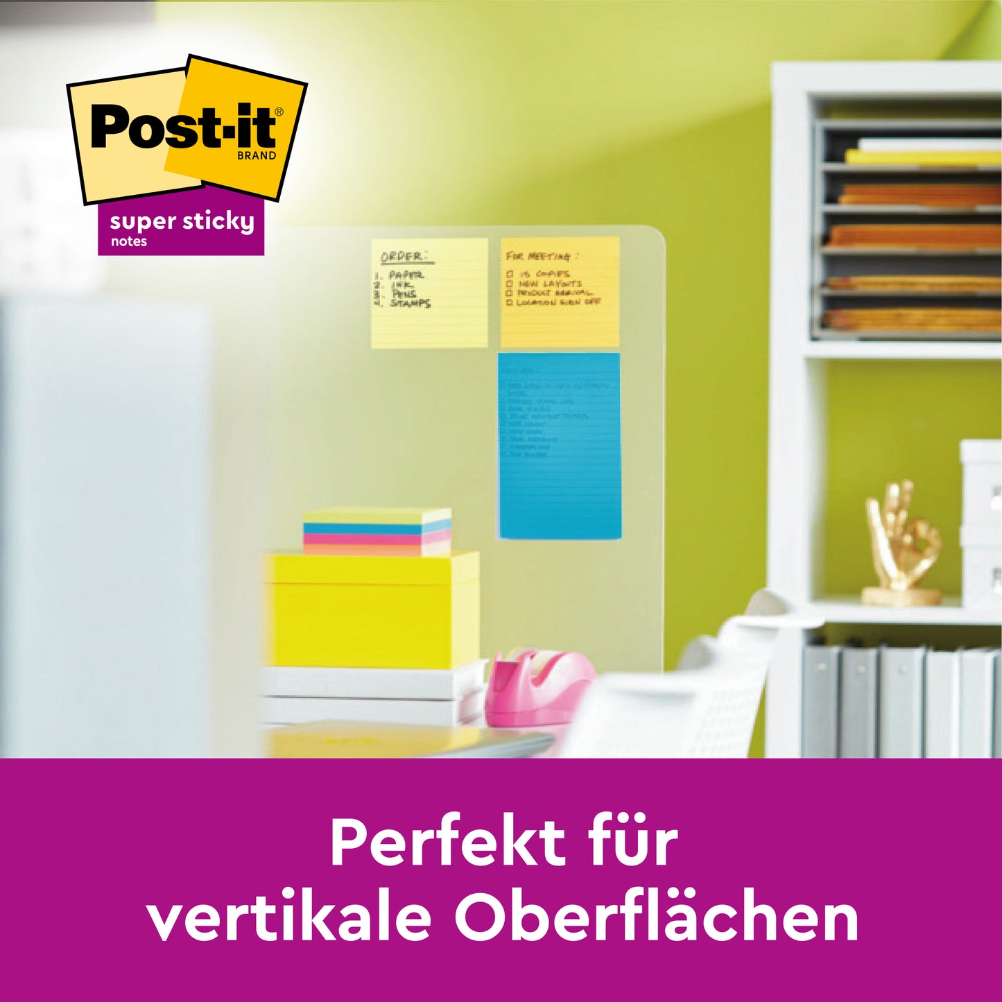 Pe o suprafață de birou din sticlă se află notițele Post-it® Super Sticky în format mare de la 3M Deutschland GmbH, Ultra Galben (101x152mm, 90 de foi/bloc, 6 blocuri), cu text în germană: „Perfect pentru suprafețe verticale.” Dosare și accesorii se află pe rafturile din spate.