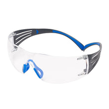 Ochelari de protecție 3M™ SecureFit™ 400, temple albastre/gri, acoperire anti-aburire/anti-zgârieturi Scotchgard™ (K&N), lentilă transparentă, SF401SGAF-BLU-EU | Pachet (1 bucata)