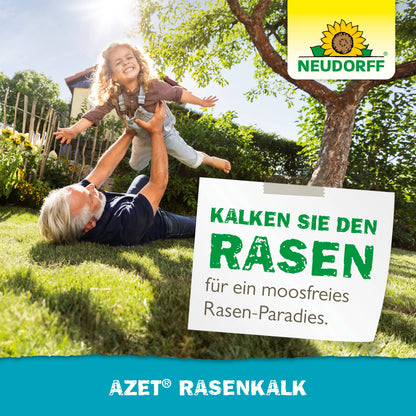Ein älterer Erwachsener hebt auf einer sonnenbeschienenen Wiese ein lächelndes Kind über seinen Kopf. Ein Schild von Neudorff Shop wirbt für Azet RasenKalk: "Kalken Sie den Rasen für ein gesundes, moosfreies Grün.