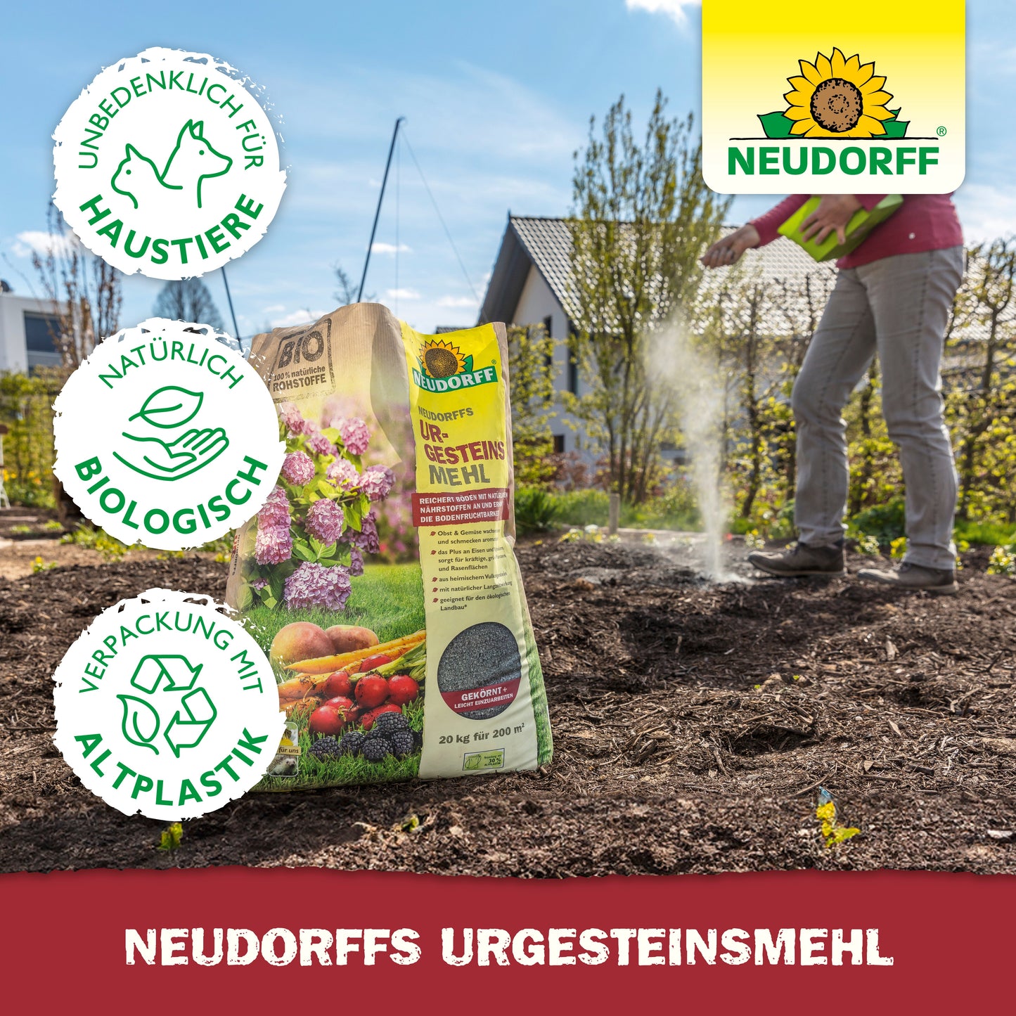 Eine Person streut Neudorffs UrgesteinsMehl aus einer gelben Neudorff Shop-Tüte auf ein Gartenbeet. Das Bild zeigt Symbole für haustiersichere, biologische und umweltfreundliche Verpackungen. Das Neudorff-Logo erscheint in der oberen rechten Ecke.