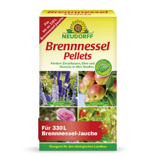 Neudorff Shop Brennnessel Pellets sunt un îngrășământ eficient pentru plante, care oferă 330 L de macerat de urzică pentru a sprijini creșterea plantelor ornamentale, fructelor și legumelor. Ambalajul prezintă imagini cu flori, fructe și legume.