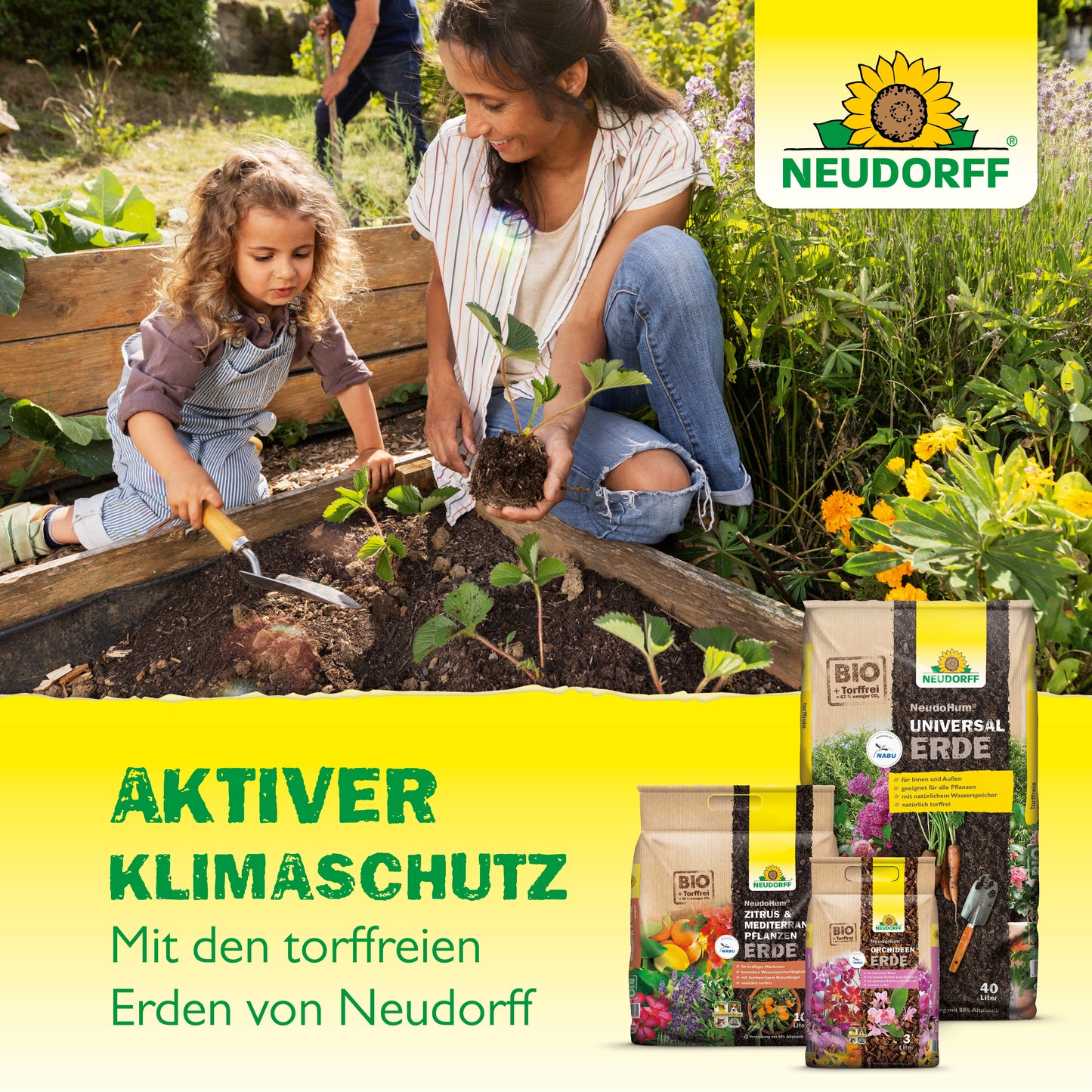 Eine Frau und ein junges Mädchen pflanzen Setzlinge in ein Gartenbeet. Im Vordergrund stehen Säcke von Neudorff Shop Kokohum BlumenErde. Der Text lautet: "Aktiver Klimaschutz mit den torffreien Erden von Neudorff.