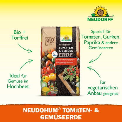 Un sac de NeudoHum Tomaten- & GemüsesErde din magazinul Neudorff este arătat cu roșii proaspete și legume de vară. Pământul fără turbă este potrivit pentru straturi înălțate și oferă nutrienți pentru cultivarea vegetariană.