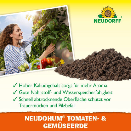 O femeie îngrijește plante de roșii într-o grădină lângă un morman de NeudoHum Tomaten- & GemüsesErde de la Neudorff Shop. Este bogat în potasiu și nutrienți, oferă o excelentă reținere a apei și protejează împotriva dăunătorilor și ciupercilor.