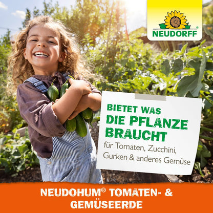 Un copil zâmbitor într-o grădină ține dovlecei - legume proaspete de vară. În spatele lui, plante verzi prosperă. Pe un semn scrie: "NeudoHum Tomaten- & GemüsesErde - oferă totul pentru roșii, dovlecei, castraveți și alte legume." Logo-ul Neudorff Shop este în colțul din dreapta sus.