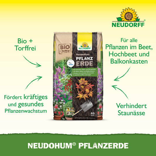 Ein NeudoHum PflanzErde-Beutel aus dem Neudorff Shop steht aufrecht und weist mit Pfeilen und Text auf die biologische, torffreie Rezeptur, die Eignung für Stauden und Gehölze, die Vermeidung von Staunässe und die Förderung eines gesunden Wachstums hin.