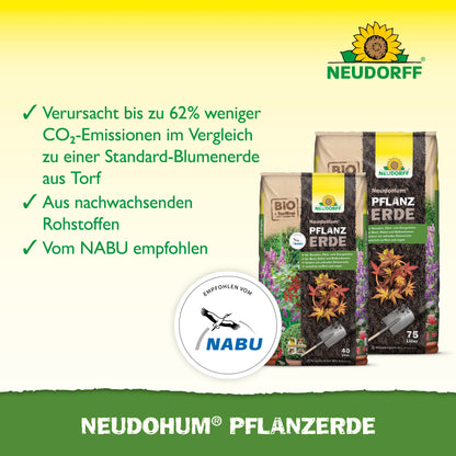 Zwei Tüten Neudorff Shop NeudoHum PflanzErde sind mit Symbolen für CO2-Reduzierung, nachwachsende Rohstoffe und NABU-Empfehlung - ideal für Sträucher und Stauden - auf gelbem und grünem Hintergrund abgebildet.