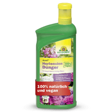 O sticlă verde de Neudorff Shop Azet HortensienDünger lichid cu un capac galben. Eticheta arată flori și frazele germane "100% vegan" și "100% natural și vegan".