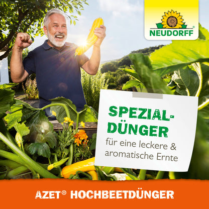 Ein älterer Mann mit grauem Haar und Bart feiert in einem üppigen Hochbeet-Garten und hält eine gelbe Zucchini in der Hand. Auf einem Schild steht "Spezial-Dünger für eine leckere & aromatische Ernte". Neudorff Shop Azet HochbeetDünger flüssig Logo oben rechts.