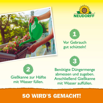 O persoană folosește o stropitoare verde pe un balcon. Azet Îngrășământ lichid pentru flori de la Neudorff Shop este prevăzut cu instrucțiuni în germană și logo-ul Neudorff și oferă un ghid simplu pas cu pas pentru o creștere sănătoasă a plantelor.