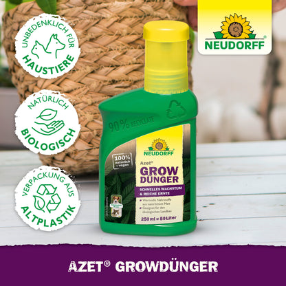 Eine grüne Flasche Azet GrowDünger von Neudorff Shop ruht auf einer weißen Holzoberfläche, auf der Symbole für Umwelt- und Tierschutz abgebildet sind. Das Etikett wirbt für natürliche, biologische Inhaltsstoffe und eine Verpackung aus recyceltem Kunststoff.