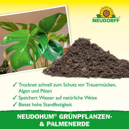 Ein Monstera-Blatt sitzt neben einem Haufen NeudoHum Grünpflanzen- & PalmenErde. Das Bild zeigt das Logo des Neudorff Shops und hebt die natürliche Wasserspeicherung für Zimmerpflanzen und Palmen auf gelb-grünem Hintergrund hervor.