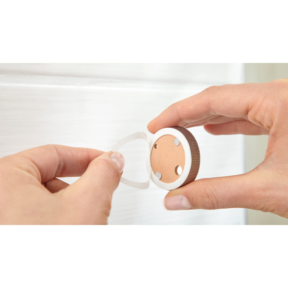 tesa SMOOZ WC-Rollenhalter ohne Deckel, verchromt, inkl. Klebelösung – Anwendung