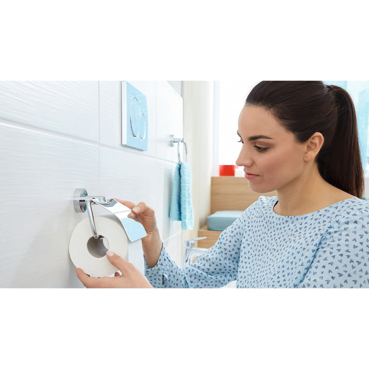 tesa SMOOZ WC-Papierrollenhalter mit Deckel, inkl. Klebelösung – Anwendung
