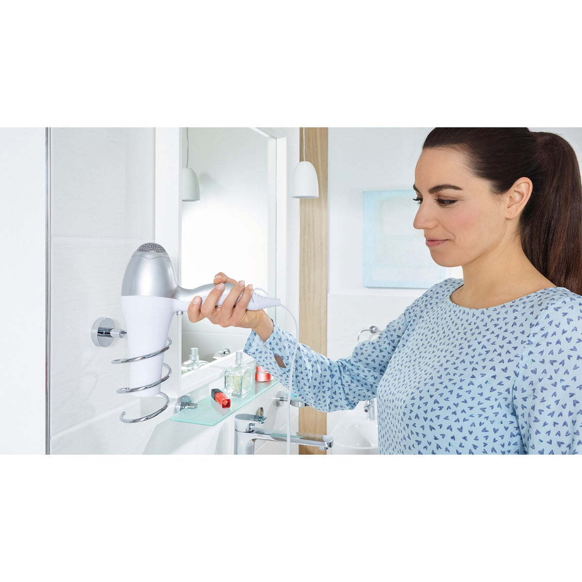tesa SMOOZ Haartrocknerhalter, verchromt, inkl. Klebelösung – Anwendung