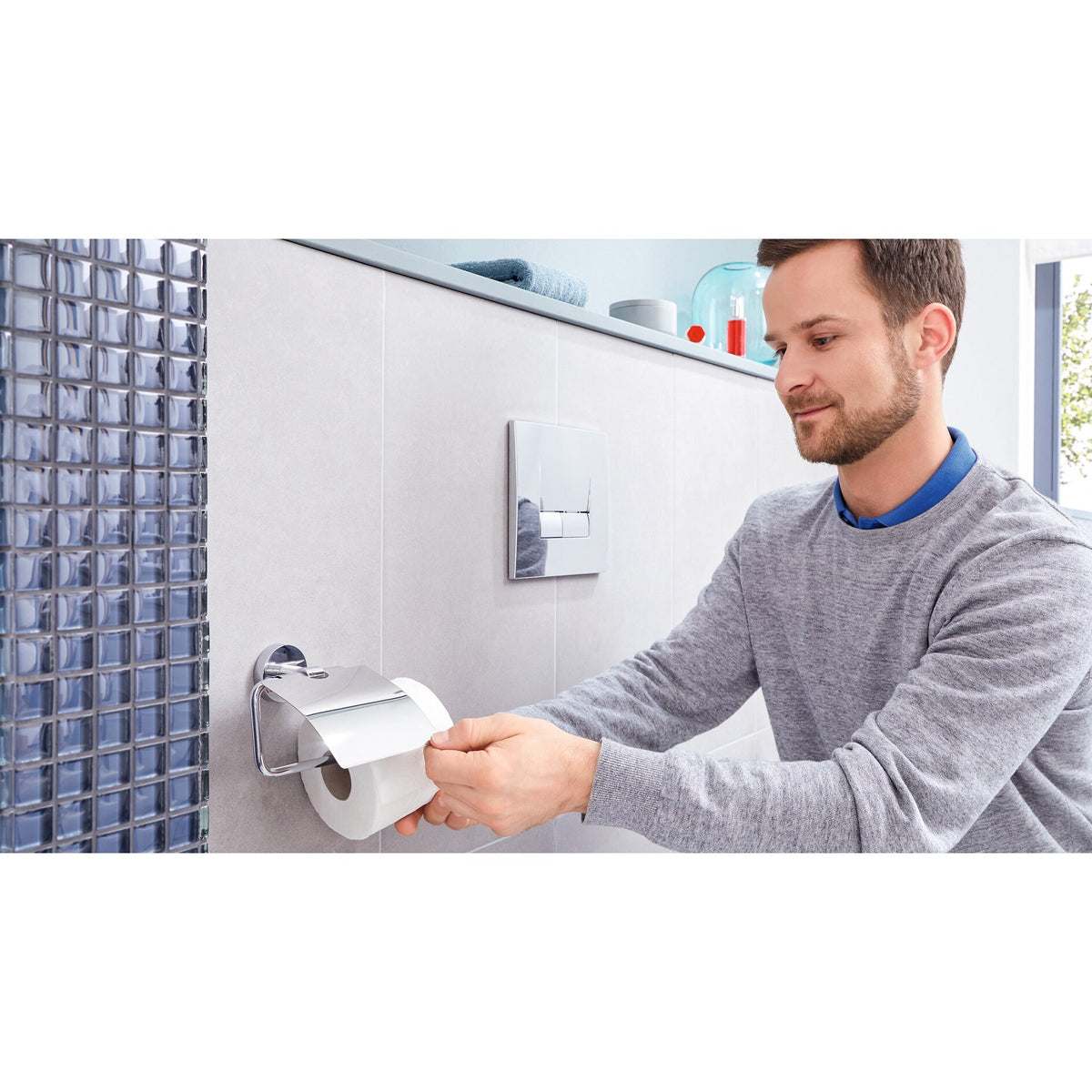 tesa Exxcellent Toilettenpapierhalter mit Deckel, Metall, verchromt, inkl. Klebelösung – Anwendung