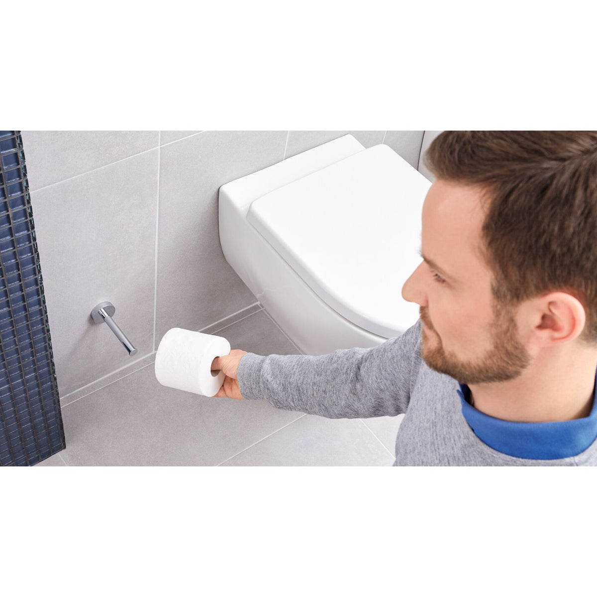 tesa Exxcellent Ersatzrollenhalter, Metall, verchromt, inkl. Klebelösung – Anwendung