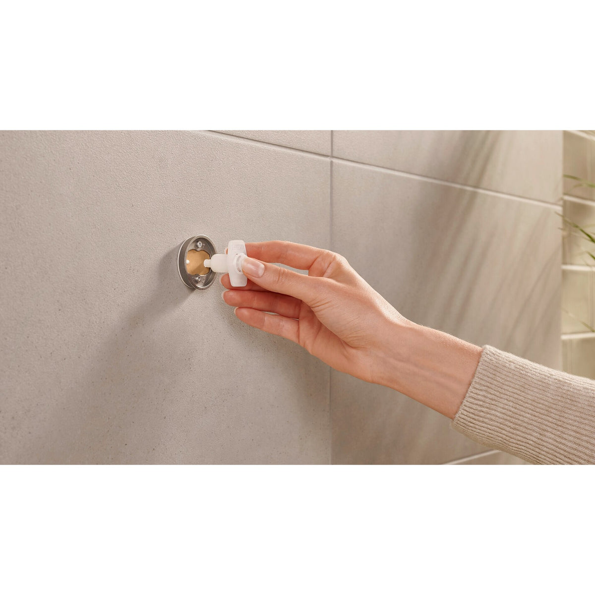 tesa MOON Graphite Bademantelhaken, selbstklebend, Metall PVD beschichtet – Anwendung