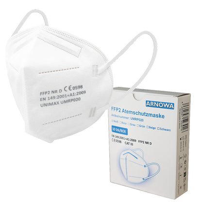 Eine weiße ARNOMED FFP2 Maske ohne Ventil der ARNOWA GmbH steht neben ihrem Karton (10 Stück), auf dem Produktmodell, Zertifizierung und eine Abbildung der partikelfiltrierenden Halbmaske zu sehen sind.