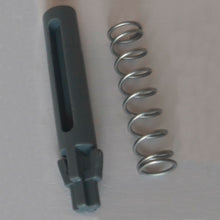 Un arc metalic și un știft de ușă cilindric de rezervă, de culoare gri închis, cu caneluri și zimți, parte a știftului de ușă și a arcului DI Protect (1 bucată) de la Diversey Deutschland GmbH & Co. OHG, sunt ilustrate pe o suprafață deschisă și arată materialele robuste pentru căruciorul DI Protect.